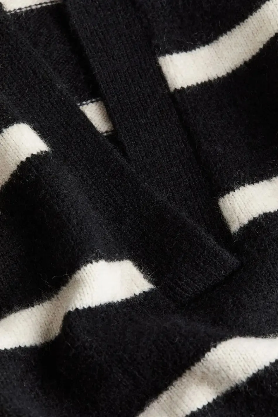 Collar Fine-Knit V-Neck Sweater
