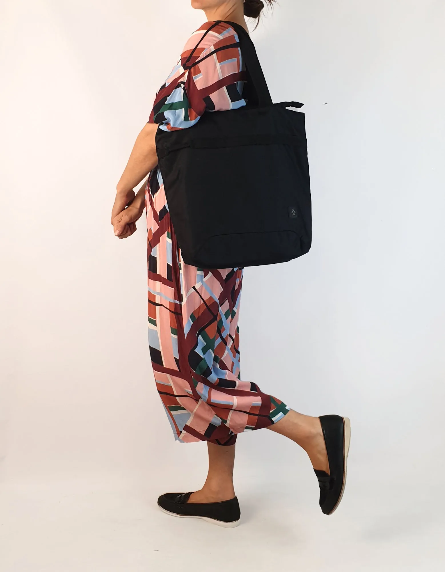 Crumpler "the sump" black tote bag