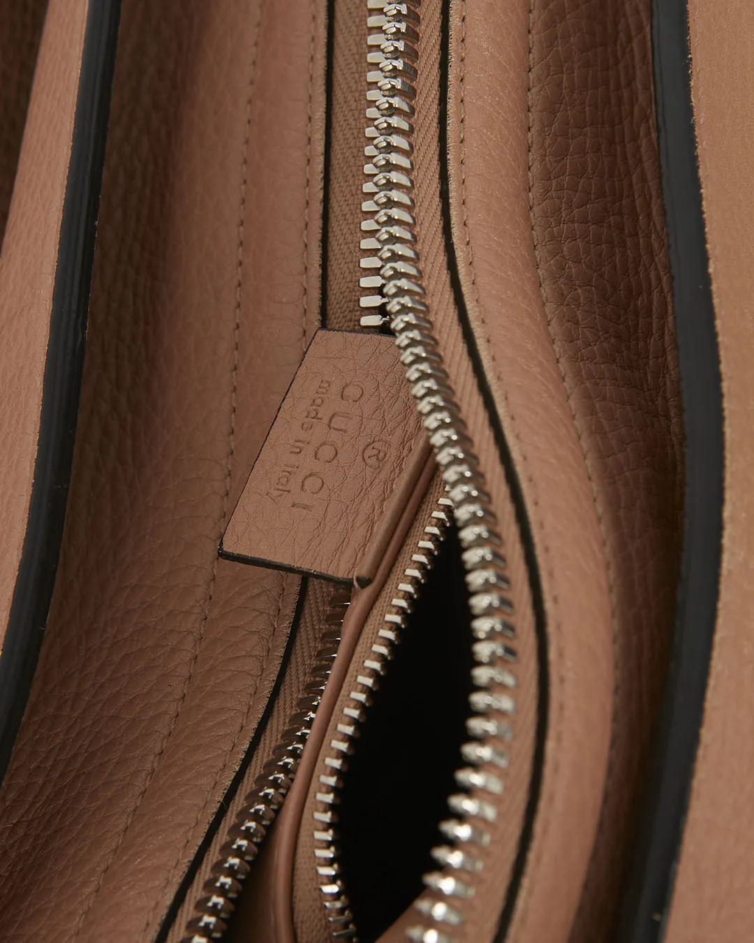 Gucci Black and Beige Pebbled Leather Two-Tone Rumble Tote