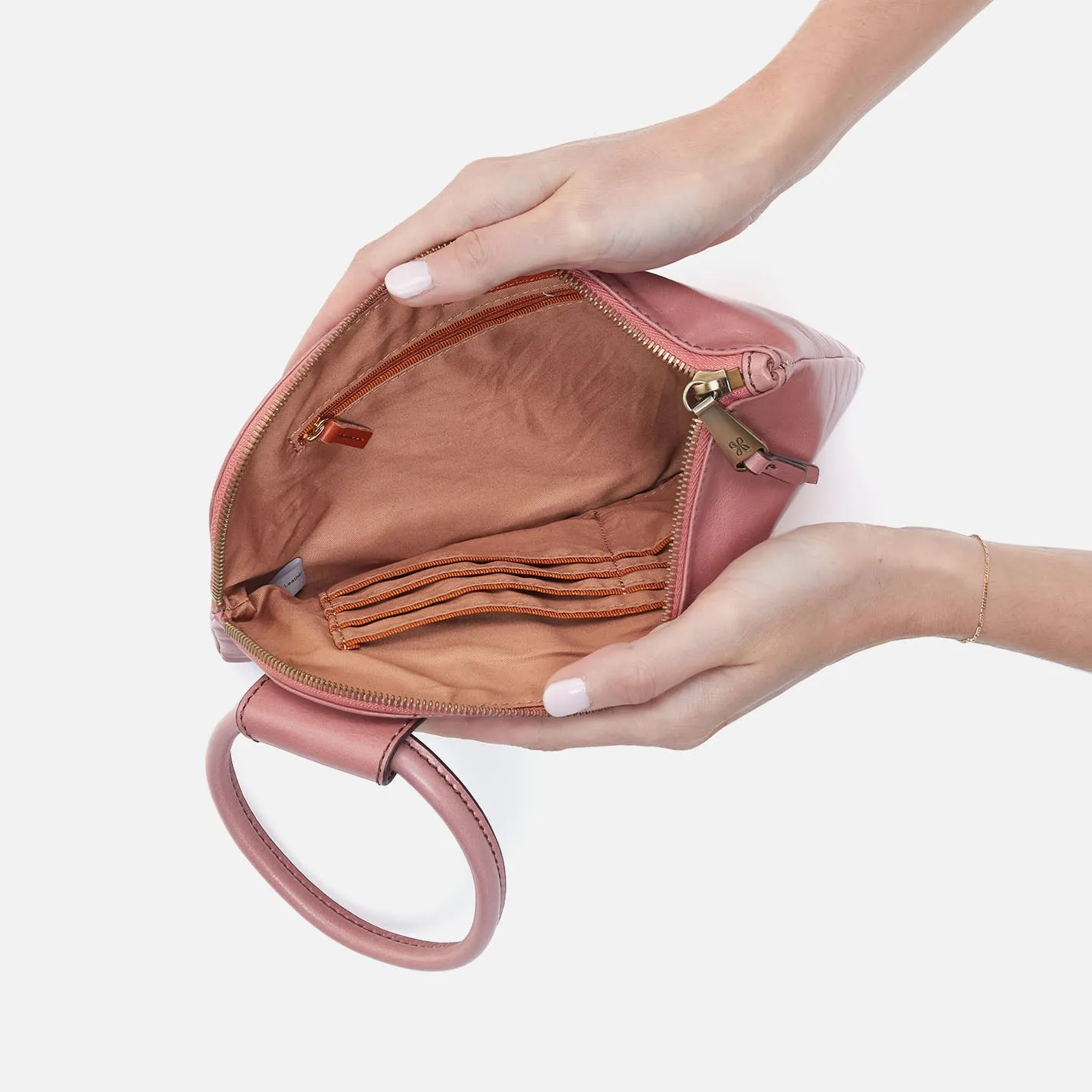 Sable Wristlet In Polished Leather - Rose