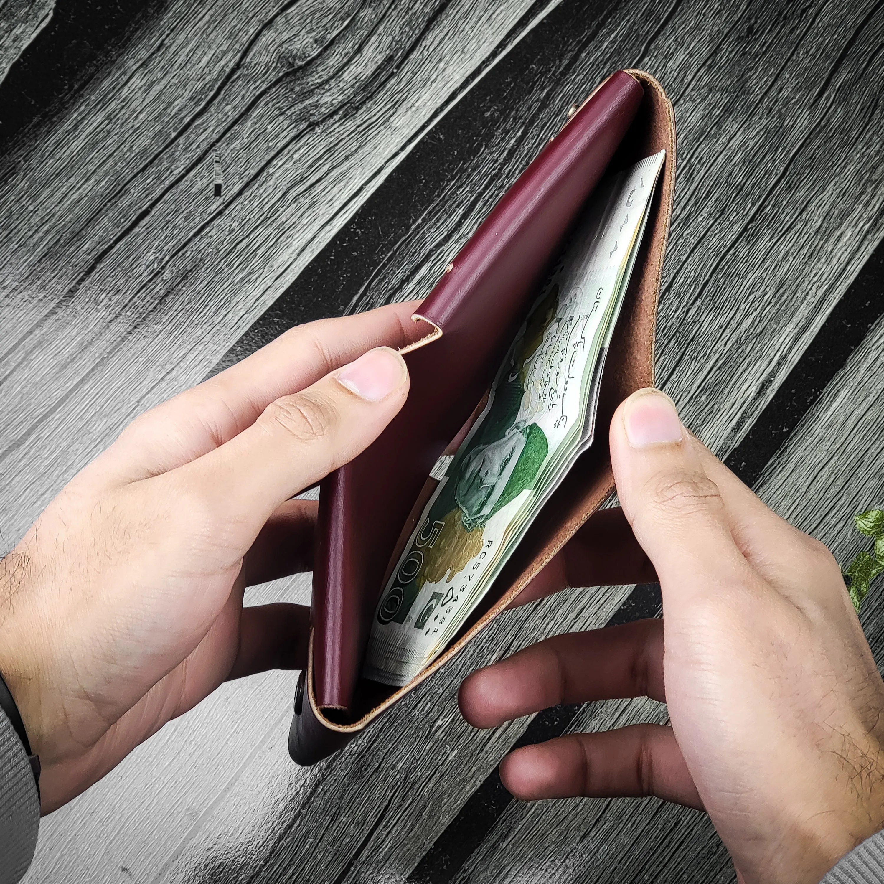 Wolf - Minimalist Bifold Wallet